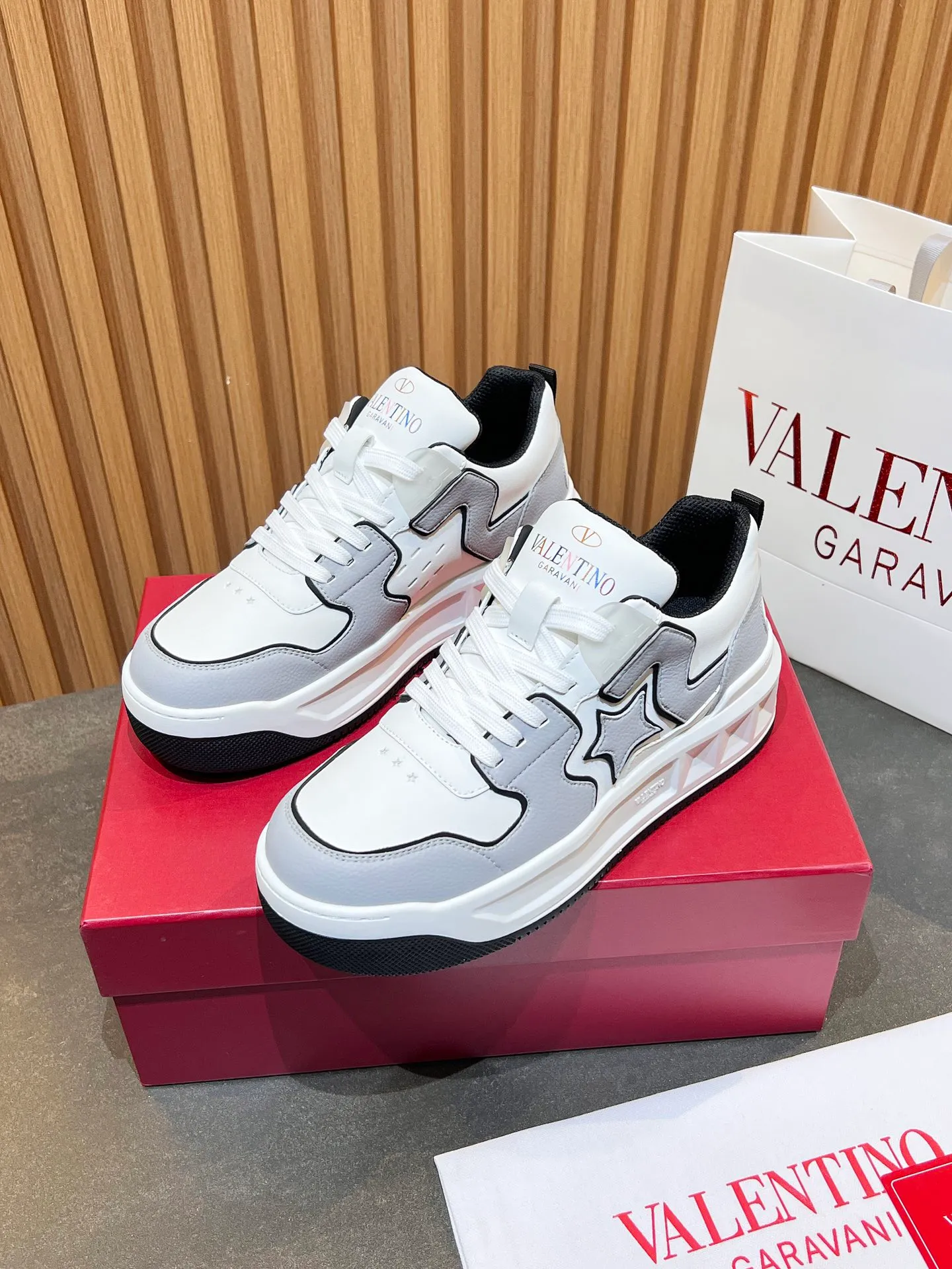 👟👟Ex-factory price 660👟👟 𝑽𝒂𝒍𝒆𝒏𝒕𝒊𝒏𝒐Valentino 𝑶𝒏𝒆𝑺𝒕𝒖𝒅 Couple casual sports shoes series Valentino 2024 new couple sports shoes are on sale. The original ZP was purchased and dismantled. Repeated pattern making and modification. I tried my best to restore it one to one! Top luxury masterpiece Signature five-pointed star design Soft and comfortable genuine leather with contrasting colors brings excellent and elegant texture and excellent on-foot comfort Top purchasing version upper: imported calfskin surface/original oil edge craftsmanship Outsole: original development 𝐓𝐏𝐔 two-color combination outsole Packaging: original configuration complete package Code number: 34-𝟒𝟓